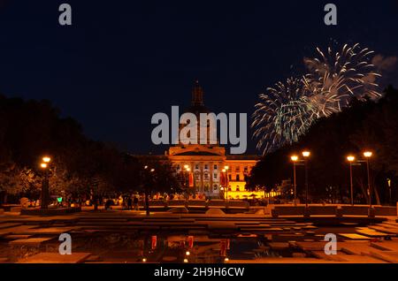 Feuerwerk am Nachthimmel über dem Alberta Legislature Grounds in Edmonton, Kanada Stockfoto