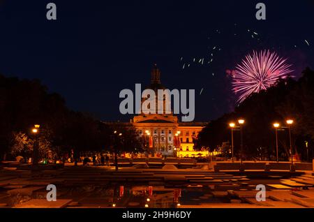 Feuerwerk am Nachthimmel über dem Alberta Legislature Grounds in Edmonton, Kanada Stockfoto