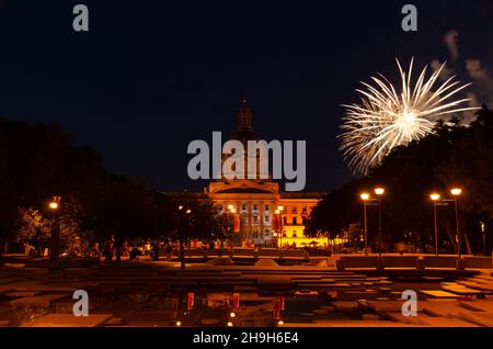 Feuerwerk am Nachthimmel über dem Alberta Legislature Grounds in Edmonton, Kanada Stockfoto