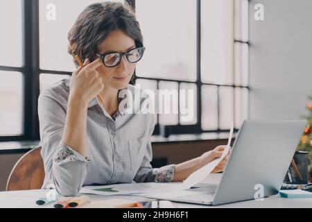 Geschäftsfrau in Brille fühlt sich müde, leidet unter Augenbelastung und Müdigkeit während der Computerarbeit Stockfoto