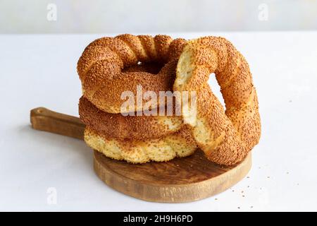 Sesambagel auf weißem Hintergrund. Türkisches Frühstück. Horizontale Ansicht, Nahaufnahme Stockfoto