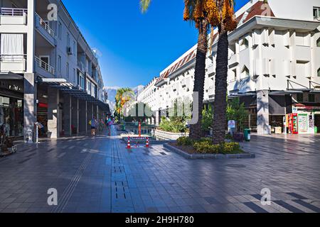 KEMER, TÜRKEI - CIRCA OKTOBER 2021: Stadtbild der Stadt Kemer, Antalya, Türkei. Stockfoto