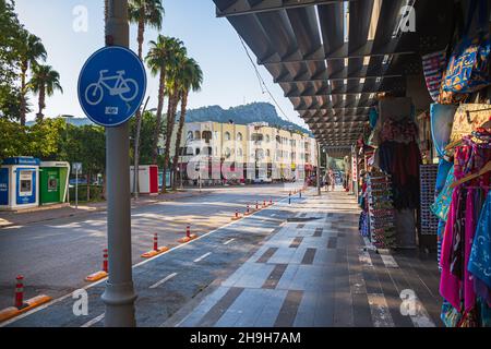 KEMER, TÜRKEI - CIRCA OKTOBER 2021: Stadtbild der Stadt Kemer, Antalya, Türkei. Stockfoto