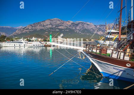 KEMER, TÜRKEI - CIRCA OKTOBER 2021: Marina of Kemer town, Antalya, Türkei. Stockfoto