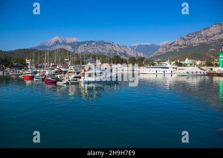 KEMER, TÜRKEI - CIRCA OKTOBER 2021: Marina of Kemer town, Antalya, Türkei. Stockfoto