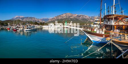 KEMER, TÜRKEI - CIRCA OKTOBER 2021: Marina of Kemer town, Antalya, Türkei. Stockfoto