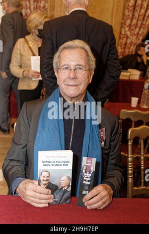 Paris, Frankreich. 6th Dez 2021. Jean-Louis Debré präsentiert sein Buch 'Quand les politiques nous faisaient rire' (Bouquins Editions) Stockfoto