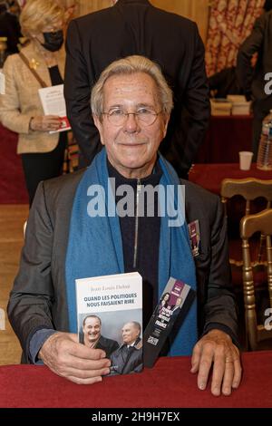Paris, Frankreich. 6th Dez 2021. Jean-Louis Debré präsentiert sein Buch 'Quand les politiques nous faisaient rire' (Bouquins Editions) Stockfoto