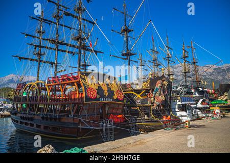 KEMER, TÜRKEI - CIRCA OKTOBER 2021: Marina of Kemer town, Antalya, Türkei. Stockfoto