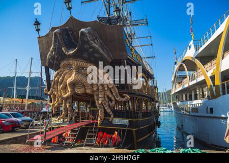 KEMER, TÜRKEI - CIRCA OKTOBER 2021: Marina of Kemer town, Antalya, Türkei. Stockfoto