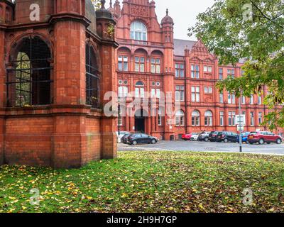 Terracotta Gazebo and the Peel Building ein denkmalgeschütztes Gebäude der Klasse II in der Stadt Salford, Greater Manchester, England Stockfoto