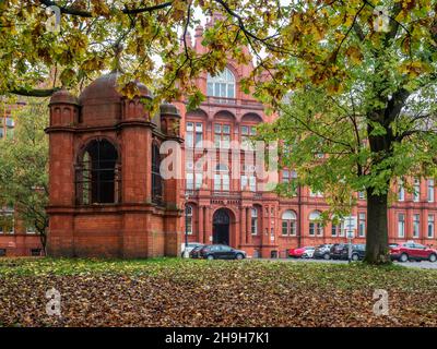 Terracotta Gazebo and the Peel Building ein denkmalgeschütztes Gebäude der Klasse II in der Stadt Salford, Greater Manchester, England Stockfoto