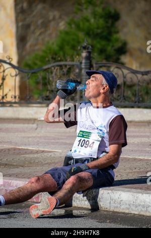 El Madher, Batna, Algerien - 12-04-2021: Läufer, die nach 22 km von Batna City nach El Madher Ci um den Sieg beim Medghacen International Marathon kämpfen Stockfoto