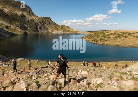 Sieben Seen des Rila-Gebirges Wandern, Massenwandern am Kidney-See, sieben Rila-Seen, Rila-Berge, Bulgarien, Südosteuropa, Balkan Stockfoto