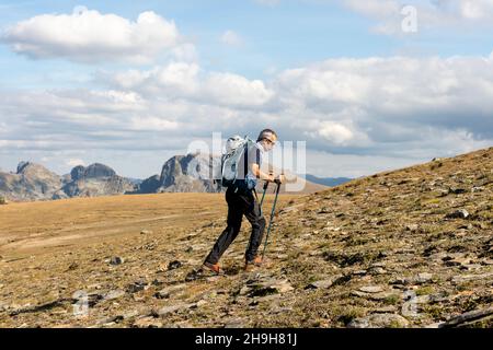 Bergwandern, Wanderer am Otovitsa Ridge auf dem europäischen Fernwanderweg E4, Rila Mountain, Bulgarien Stockfoto