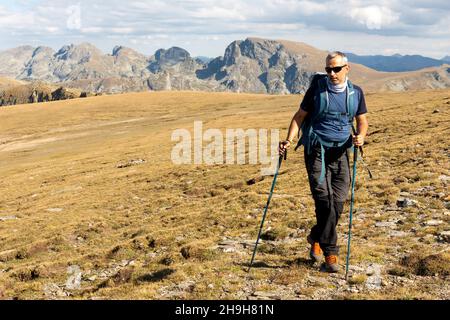 Bergwandern, Wanderer am Otovitsa Ridge auf dem europäischen Fernwanderweg E4, Rila Mountain, Bulgarien Stockfoto