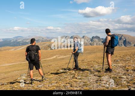 Wanderer am Otovitsa Ridge auf dem Europäischen Fernwanderweg E4, Rila Berg, Bulgarien Stockfoto