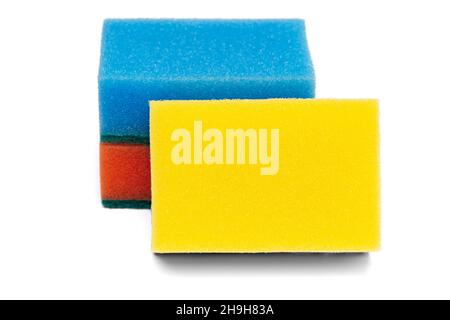 Gelbe, blaue und rosafarbene Schaumschwämme mit abrasivem Material, das von Hausfrauen für die tägliche Sanitärreinigung im Haus verwendet wird. Nahaufnahme, horizontal Stockfoto