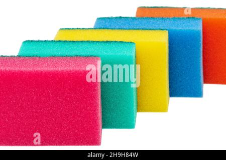 Set aus verschiedenen hellfarbigen Schaumschwämmen für die tägliche Reinigung in Küche und Geschirr. Fünf Schwämme in rosa, grün, gelb, blau und orange Stockfoto