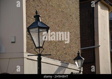 Ein Spaziergang durch die wunderschönen mittelalterlichen Stadtteile Chelsea und Kensington in London, aufgenommen an einem sonnigen Herbstnachmittag. Stockfoto