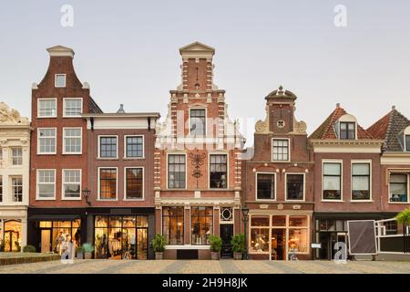 Nachmittagsansicht der holländischen Einkaufsstraße Mient im historischen Stadtzentrum von Alkmaar, Niederlande Stockfoto