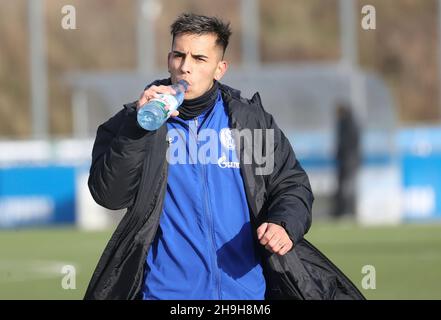 Stadt Gelsenkirchen, Deutschland. 07th Dez, 2021. firo: 07.12.2021, Fuvuball, 1st Bundesliga, Saison 2021/2022, FC Schalke 04, Training, RODRIGO ZALAZAR, Portrait Credit: dpa/Alamy Live News Stockfoto