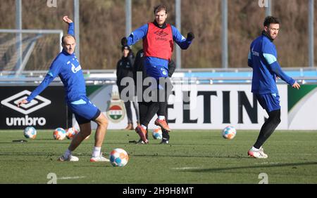 Stadt Gelsenkirchen, Deutschland. 07th Dez, 2021. firo: 07.12.2021, Fuvuball, 1st Bundesliga, Saison 2021/2022, FC Schalke 04, Training, HENNING MATRICIANI, THOMAS OUWEJAN/dpa/Alamy Live News Stockfoto