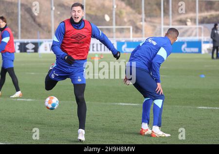 Stadt Gelsenkirchen, Deutschland. 07th Dez, 2021. firo: 07.12.2021, Fuvuball, 1st Bundesliga, Saison 2021/2022, FC Schalke 04, Training, MARVIN PIERINGER/dpa/Alamy Live News Stockfoto