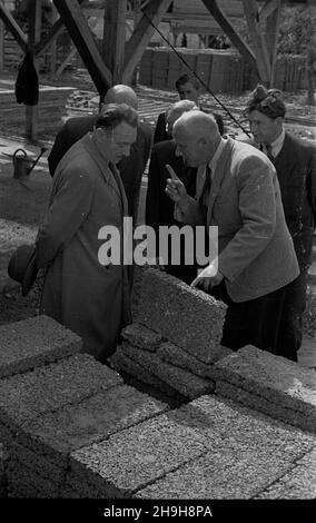 Warszawa, 1948-07-03. Z okazji dnia Spó³dzielczoœci prezydent RP Boles³aw Bierut odwiedzi³ osiedle Warszawskiej Spó³dzielni Mieszkaniowej budowane na Mokotowie. Nz. Boles³aw Bierut (L) w towarzystwie in¿yniera Przymanowskiego (P) na placu budowy osiedla. pw PAP Warschau, 3. Juli 1948. Polens Präsident Boleslaw Bierut besuchte anlässlich des Tages der Genossenschaftsbewegung eine im Bau befindliche Wohnsiedlung des Warschauer Wohnungsverbandes im Bezirk Mokotow. Im Bild: Boleslaw Bierut (links) begleitet von Ingenieur Przymanowski (rechts) auf der Baustelle. pw PAP Stockfoto