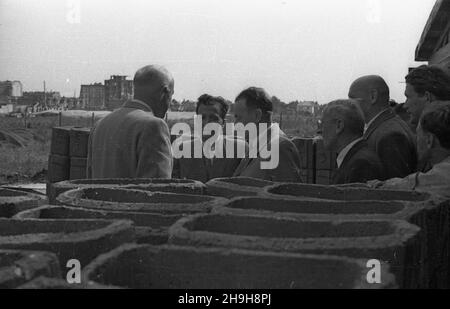 Warszawa, 1948-07-03. Z okazji dnia Spó³dzielczoœci prezydent RP Boles³aw Bierut odwiedzi³ osiedle Warszawskiej Spó³dzielni Mieszkaniowej budowane na Mokotowie. Nz. Boles³aw Bierut (C) w towarzystwie in¿yniera Przymanowskiego (ty³em) na placu budowy osiedla. pw PAP Warschau, 3. Juli 1948. Polens Präsident Boleslaw Bierut besuchte anlässlich des Cooperative Movement Day eine im Bau befindliche Wohnsiedlung des Warschauer Wohnungsverbandes (WSM) im Bezirk Mokotow. Im Bild: Boleslaw Bierut (Mitte) auf der Baustelle, begleitet von Ingenieur Przymanowski. pw PAP Stockfoto