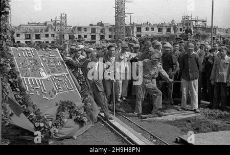 Warszawa, 1948-07-03. Z okazji dnia Spó³dzielczoœci prezydent RP Boles³aw Bierut odwiedzi³ osiedle Warszawskiej Spó³dzielni Mieszkaniowej budowane na Mokotowie. NZ. Prezentacja maknosty osiedla na placu budowy. pw PAP Warschau, 3. Juli 1948. Polens Präsident Boleslaw Bierut besuchte anlässlich des Tages der Genossenschaftsbewegung eine im Bau befindliche Wohnsiedlung des Warschauer Wohnungsverbandes im Bezirk Mokotow. Im Bild: Präsentation eines Modells des Nachlasses auf der Baustelle. pw PAP Stockfoto