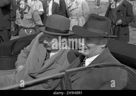 Warszawa, 1948-07-03. Z okazji dnia Spó³dzielczoœci prezydent RP Boles³aw Bierut odwiedzi³ osiedle Warszawskiej Spó³dzielni Mieszkaniowej budowane na Mokotowie. Nz. Boles³aw Bierut (L) oraz wicemarsza³ek Sejmu Stanis³aw Szwalbe (P) na plac budowy posiedla. pw PAP Warschau, 3. Juli 1948. Polens Präsident Boleslaw Bierut besuchte anlässlich des Tages der Genossenschaftsbewegung eine im Bau befindliche Wohnsiedlung des Warschauer Wohnungsverbandes im Bezirk Mokotow. Im Bild: Boleslaw Bierut (links) und Sejm Stellvertretender Sprecher Stanislaw Szwalbe (rechts) auf der Baustelle. pw PAP Stockfoto