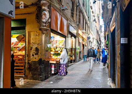 Straßenansicht der Via San Luca, einer schmalen Gasse ('caruggio') im historischen Zentrum von Genua, UNESCO-Weltkulturerbe, Ligurien, Italien Stockfoto