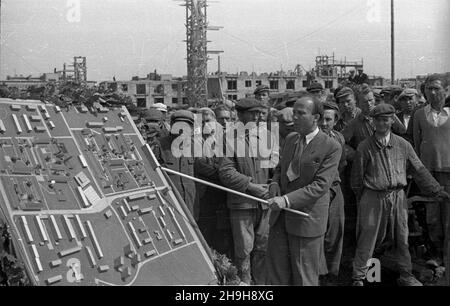 Warszawa, 1948-07-03. Z okazji dnia Spó³dzielczoœci prezydent RP Boles³aw Bierut odwiedzi³ osiedle Warszawskiej Spó³dzielni Mieszkaniowej budowane na Mokotowie. NZ. Prezentacja makatiy osiedla na placu budowy. pw PAP Warschau, 3. Juli 1948. Polens Präsident Boleslaw Bierut besuchte anlässlich des Tages der Genossenschaftsbewegung eine im Bau befindliche Wohnsiedlung des Warschauer Wohnungsverbandes im Bezirk Mokotow. Im Bild: Präsentation eines Modells des Nachlasses auf der Baustelle. pw PAP Stockfoto