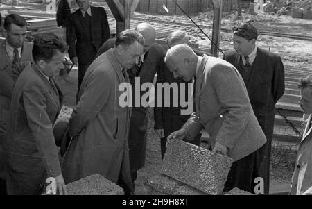 Warszawa, 1948-07-03. Z okazji dnia Spó³dzielczoœci prezydent RP Boles³aw Bierut odwiedzi³ osiedle Warszawskiej Spó³dzielni Mieszkaniowej budowane na Mokotowie. Nz. Boles³aw Bierut (C) w towarzystwie in¿yniera Przymanowskiego (P) na placu budowy osiedla. pw PAP Warschau, 3. Juli 1948. Polens Präsident Boleslaw Bierut besuchte anlässlich des Cooperative Movement Day eine im Bau befindliche Wohnsiedlung des Warschauer Wohnungsverbandes (WSM) im Bezirk Mokotow. Im Bild: Boleslaw Bierut (Mitte) auf der Baustelle, begleitet von Ingenieur Przymanowski (rechts). pw PAP Stockfoto