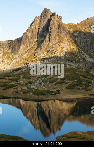 Haramiyata Peak oder Black Peak und Reflexionen im Twin Lake am Sieben Rila Lakes Circus, Rila Mountains, Bulgarien, Südosteuropa, Balkan Stockfoto