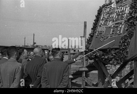 Warszawa, 1948-07-03. Z okazji dnia Spó³dzielczoœci prezydent RP Boles³aw Bierut odwiedzi³ osiedle Warszawskiej Spó³dzielni Mieszkaniowej budowane na Mokotowie. Nz. Boles³aw Bierut (3L) podczas prezentacji makterhogth budowanego osiedla. pw PAP Warschau, 3. Juli 1948. Polens Präsident Boleslaw Bierut besuchte anlässlich des Tages der Genossenschaftsbewegung eine im Bau befindliche Wohnsiedlung des Warschauer Wohnungsverbandes im Bezirk Mokotow. Im Bild: Boleslaw Bierut (3rd links) bei der Präsentation eines Modells des Nachlasses. pw PAP Stockfoto