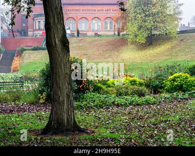 Salford Museum und Kunstgalerie aus dem Peel Park in der Stadt Salford, Greater Manchester, England Stockfoto