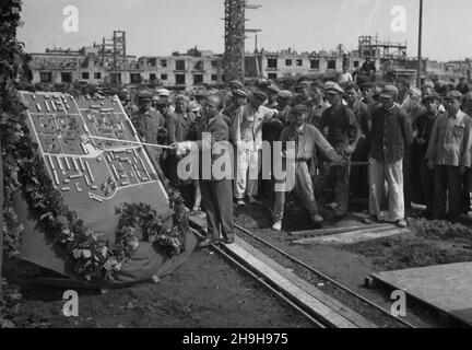 Warszawa, 1948-07-03. Z okazji dnia Spó³dzielczoœci prezydent RP Boles³aw Bierut odwiedzi³ osiedle Warszawskiej Spó³dzielni Mieszkaniowej budowane na Mokotowie. NZ. Prezentacja maknosty osiedla na placu budowy. pw PAP Warschau, 3. Juli 1948. Polens Präsident Boleslaw Bierut besuchte anlässlich des Tages der Genossenschaftsbewegung eine im Bau befindliche Wohnsiedlung des Warschauer Wohnungsverbandes im Bezirk Mokotow. Im Bild: Präsentation eines Modells des Nachlasses auf der Baustelle. pw PAP Stockfoto