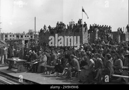 Warszawa, 1948-07-03. Z okazji dnia Spó³dzielczoœci odbywa³y siê uroczyste spotkania na placach budowy Warszawskiej Spó³dzielni Mieszkaniowej (WSM), na Mokotowie, Rakowcu, ¯oliborzu i Kole. NZ. m.in. minister odbudowy Micha³ Kaczorowski (w pierwszym rzêdzie, L). mw PAP Warschau, 3. Juli 1948. Der Tag der Genossenschaft war von Galadreffen auf den Baustellen der Warschauer Wohnungsgenossenschaft (WSM) in Mokotow, Rakowiec, Zoliborz und Kolo geprägt. Im Bild: Der Wiederaufbauminister Michal Kaczorowski (1st Reihen, links). mw PAP Stockfoto