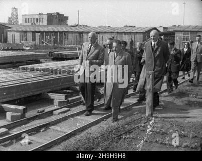 Warszawa, 1948-07-03. Z okazji dnia Spó³dzielczoœci teren budowy posiedla mieszkaniowego Warszawskiej Spó³dzielni Mieszkaniowej (WSM) na Mokotowie Rakowcu odwiedzi³ Prezydent Rzeczypospolitej Boles³aw Bierut wraz z delegacj¹ sejmu i rz¹du. NZ. Prezydent RP Boles³aw Bierut (C), wicemarsza³ek Sejmu Stanis³aw Szwalbe (3L), in¿. Przymanowski (1L) i inni cz³onkowie delegacji na placu budowy. mta PAP Warschau, 3. Juli 1948. Der Bau von Wohnblöcken der Warschauer Wohngenossenschaft (WSM) in der Siedlung Mokotow Rakowiec. Im Zusammenhang mit dem Cooperative Day wurde die Baustelle VI Stockfoto