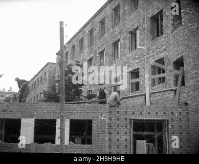 Warszawa, 1948-07-03. Budowa bloków mieszkanych Warszawskiej Spó³dzielni Mieszkaniowej na osiedlu Mokotów Rakowiec. Z okazji dnia Spó³dzielczoœci teren budowy odwiedzi³ Prezydent Rzeczypospolitej Boles³aw Bierut, wicemarsza³ek Sejmu Stanis³aw Szwalbe i Minister odbudowy Micha³ Kaczorowski. mta PAP Warschau, 3. Juli 1948. Der Bau von Wohnblöcken der Warschauer Wohngenossenschaft in der Siedlung Mokotow Rakowiec. Im Zusammenhang mit dem Kooperativen Tag wurde die Baustelle von dem Präsidenten der Republik Polen Boleslaw Bierut, dem stellvertretenden Sejm-Sprecher Stanislaw Szwalbe und R besucht Stockfoto