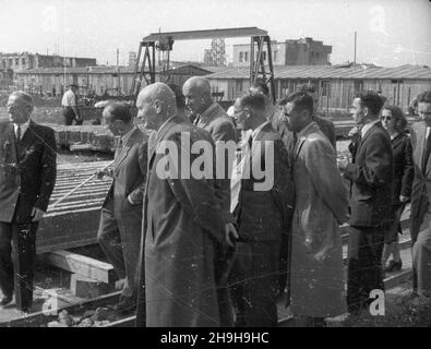 Warszawa, 1948-07-03. Z okazji dnia Spó³dzielczoœci teren budowy posiedla mieszkaniowego Warszawskiej Spó³dzielni Mieszkaniowej (WSM) na Mokotowie Rakowcu odwiedzi³ Prezydent Rzeczypospolitej Boles³aw Bierut wraz z delegacj¹ sejmu i rz¹du. NZ. wicemarsza³ek Sejmu Stanis³aw Szwalbe (3L), prezes zarz¹du WSM Marian Nowicki (1L), in¿. Przymanowski (4L) i inni cz³onkowie delegacji na placu budowy. mta PAP Warschau, 3. Juli 1948. Der Bau von Wohnblöcken der Warschauer Wohngenossenschaft (WSM) in der Siedlung Mokotow Rakowiec. Im Zusammenhang mit dem Cooperative Day die Baustelle Stockfoto