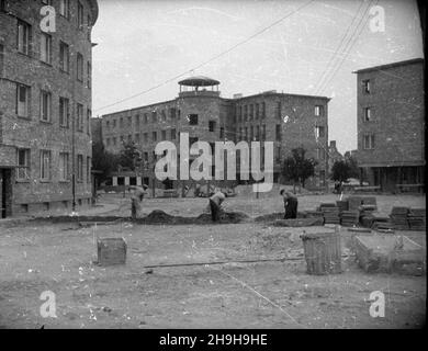 Warszawa, 1948-07-03. Budowa bloków mieszkanych Warszawskiej Spó³dzielni Mieszkaniowej na osiedlu Mokotów Rakowiec. Z okazji dnia Spó³dzielczoœci teren budowy odwiedzi³ Prezydent Rzeczypospolitej Boles³aw Bierut, wicemarsza³ek Sejmu Stanis³aw Szwalbe i Minister odbudowy Micha³ Kaczorowski. mta PAP Warschau, 3. Juli 1948. Der Bau von Wohnblöcken der Warschauer Wohngenossenschaft in der Siedlung Mokotow Rakowiec. Im Zusammenhang mit dem Kooperativen Tag wurde die Baustelle von dem Präsidenten der Republik Polen Boleslaw Bierut, dem stellvertretenden Sejm-Sprecher Stanislaw Szwalbe und R besucht Stockfoto