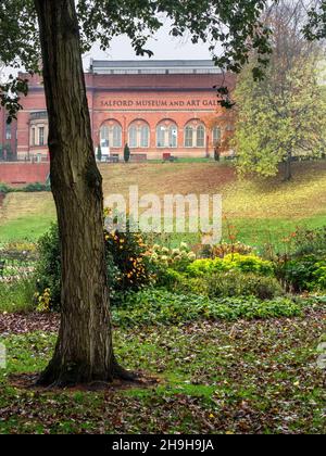 Salford Museum und Kunstgalerie aus dem Peel Park in der Stadt Salford, Greater Manchester, England Stockfoto