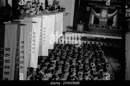 Warszawa, 1948-07-04. W gmachu Roma, przy ul. Nowogrodzkiej, odby³ siê i Krajowy Ogólnopolski Zlot Przodowników pracy Brygad M³odzie¿owych Powszechnej Organizacji S³u¿BA Polsce. Cz³onkom wyró¿nionych brygad wrêczono nagrotty i honorowe dyploomy. NZ. Junacy i zaproszeni goœcie podczas obrad. pw PAP Warschau, 4. Juli 1948. Die landesweite Kundgebung von 1st junger Arbeiterbanden und des Dienstes an den Arbeitskräften Polens fand im Roma-Theater in der Nowogrodzka-Straße statt. Auszeichnungen und Ehrendiplome wurden an die Mitglieder der besten Banden übergeben. Im Bild: Junge Helden der Arbeit und geladene Gäste während des Th Stockfoto