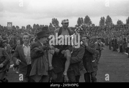 Warszawa, 1948-07-04. OD 22 czerwca do 4 lipca odbywa³ siê VII Kolarski Wyœcig Dooko³a Polski (Tour de Pologne). Ostatni, jedenasty etap z £odzi do Warszawy (134 km) koñczy³ siê na stadionie Wojskowego Klubu Sportowego Legia. NZ. zwyciêzca ostatniego etapu i ca³ego wyœcigu Wac³aw Wójcik (Polska i) na ramionach kibiców. pw PAP/Wojciech Kondracki Warschau, 4. Juli 1948. Das Radrennen der Tour de Pologne 7th fand vom 22. Juni bis 4. Juli statt. Die letzte, elfte Etappe von Lodz nach Warschau (134 km) endete im Stadion des Militärsportvereins Legia. Im Bild: Der Sieger der letzten Etappe und der Stockfoto