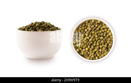 Grüner Pfeffer auf weißem Hintergrund. Getrocknete grüne Pfefferkörner isoliert auf Weiß. Haufen grüner Pfefferkörner isoliert auf weißem Hintergrund. Stockfoto