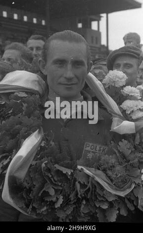 Warszawa, 1948-07-04. OD 22 czerwca do 4 lipca odbywa³ siê VII Kolarski Wyœcig Dooko³a Polski (Tour de Pologne). Ostatni, jedenasty etap z £odzi do Warszawy (134 km) koñczy³ siê na stadionie Wojskowego Klubu Sportowego Legia. NZ. uroczystoœæ wrêczenia wieñca laurowego zwyciêzcy wyœcigu Wac³awowi Wójcikowi (Polen I). pw PAP/Wojciech Kondracki Warschau, 4. Juli 1948. Das Radrennen der Tour de Pologne 7th fand vom 22. Juni bis 4. Juli statt. Die letzte, elfte Etappe von Lodz nach Warschau (134 km) endete im Stadion des Militärsportvereins Legia. Im Bild: Ein Lorbeerkranz, der die Zeremonie zum Rennen abgibt Stockfoto