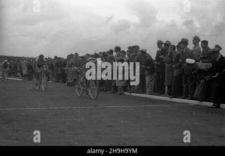 Warszawa, 1948-07-04. OD 22 czerwca do 4 lipca odbywa³ siê VII Kolarski Wyœcig Dooko³a Polski (Tour de Pologne). Ostatni, jedenasty etap z £odzi do Warszawy (134 km) koñczy³ siê na stadionie Wojskowego Klubu Sportowego Legia. NZ. Kolarze na mecie stadionu WKS Legia. pw PAP/Wojciech Kondracki Warschau, 4. Juli 1948. Das Radrennen der Tour de Pologne 7th fand vom 22. Juni bis 4. Juli statt. Die letzte, elfte Etappe von Lodz nach Warschau (134 km) endete im Stadion des Militärsportvereins Legia. Im Bild: Radfahrer am Ziel des Legia Stadions. pw PAP/Wojciech Kondracki Stockfoto